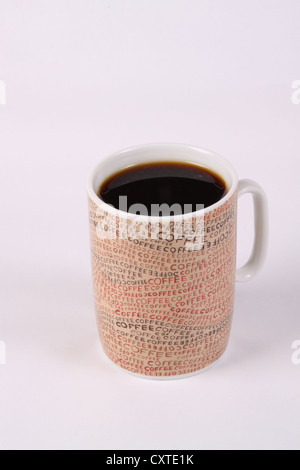 Bis zum Rand gefüllt mit schwarzen Kaffee Kaffeetasse Stockfoto