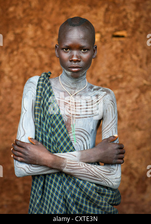 Suri Tribe Boy mit einem bemalten Körper, Kibish, Omo-Tal, Äthiopien Stockfoto