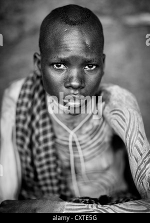 Suri Tribe Boy mit einem bemalten Körper, Kibish, Omo-Tal, Äthiopien Stockfoto