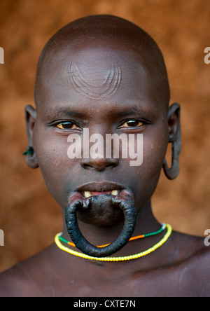 Suri Stamm Frau mit einer erweiterten Lippe, Kibish, Omo-Tal, Äthiopien Stockfoto