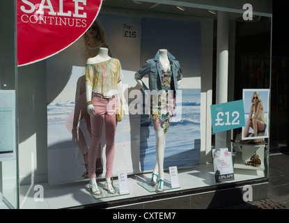 dh Shop Schaufenster SHOPPING UK Verkauf Fenster junge Frauen Mode Kleidung Kleid Außenschilder zeigen gb Shops Front Store Stockfoto