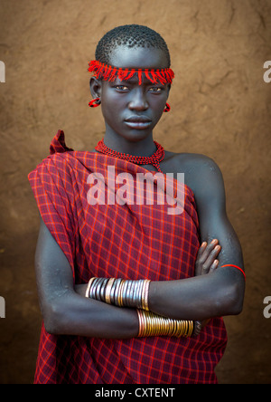 Miss Domoget, Bodi Stamm Frau mit Stirnband, Hana Mursi, Omo-Tal, Äthiopien Stockfoto