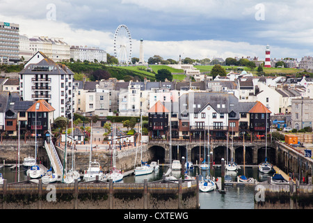 Plymouth Uferpromenade mit Riesenrad und die Smeaton Tower, Plymouth, Devon, England Stockfoto