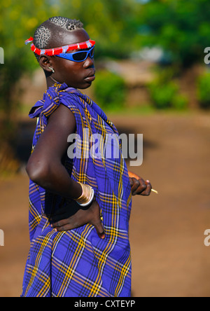 Bodi-Stamm Frau mit Sonnenbrille und Stirnband, Hana Mursi, Omo-Tal, Äthiopien Stockfoto