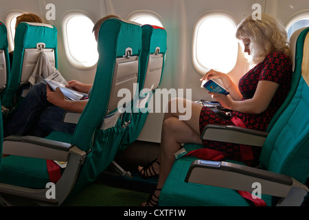 Passagiere auf Flug mit Austrian Airlines Stockfoto