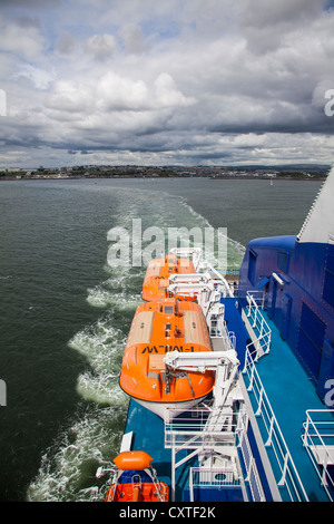 Rettungsboote und Blick nach Plymouth von Brittany Ferries Schiff Armorique Stockfoto