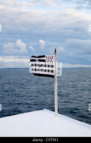 Die Flagge der Bretagne genannt die Gwenn-ha-du an Bord Brittany Fähren von Plymouth nach Roscoff Stockfoto