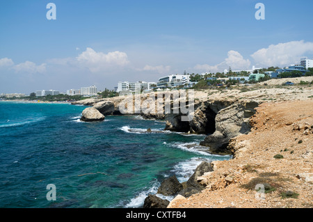 dh AYIA NAPA ZYPERN Meereshöhlen an der felsigen Südküste Zyperns und Hotelhöhlen Stockfoto