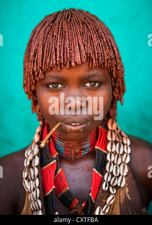 Hamer Stamm Mädchen mit traditionellen Haricut und Halsketten, Turmi, Omo-Tal, Äthiopien Stockfoto