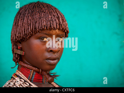 Hamer Stamm Mädchen mit traditionellen Haricut und Halsketten, Turmi, Omo-Tal, Äthiopien Stockfoto