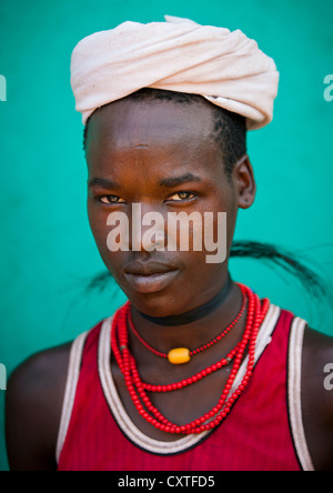 Erbore Mann mit einer Halskette gemacht der Giraffe Haar, Turmi, Omo-Tal, Äthiopien Stockfoto