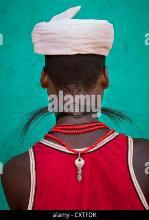 Erbore Mann mit einer Halskette gemacht der Giraffe Haar, Turmi, Omo-Tal, Äthiopien Stockfoto