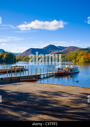 Fähren auf Derwent Water in Keswick im Lake District Park, Cumbria, England. Causey Pike Fell kann über den See gesehen werden. Stockfoto