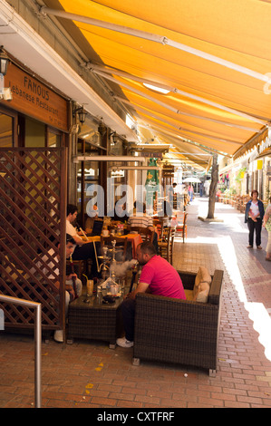 dh NICOSIA ZYPERN Lefkosia Altstadt Süden Nicosia Straße Café Männer Shisha Arabisch Rauchen Pfeifen Shisha Hokah Rauch griechischen Tavernen Menschen vor der Bar Stockfoto