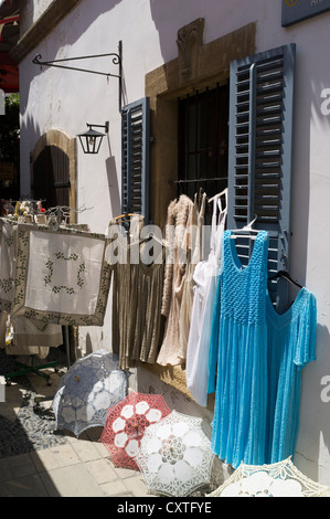 dh Lefkosia-NICOSIA Zypern Stadt Süd Nikosia Spitzenhäubchen und Kleid shop-Produkte Stockfoto