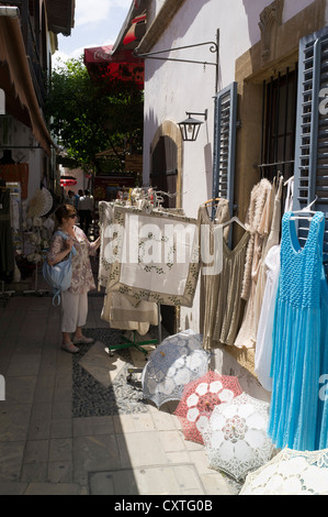 dh Lefkosia Altstadt NICOSIA SÜD-SÜD-ZYPERN Tourist Frau Shopping Spitze und Kleid Shop Tourismus Tuch Stockfoto