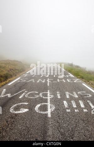 Wiggins gehen auf die Strecke der Tour de France auf der Col du Tourmalet, Haute Pyrenäen, Frankreich gemalt Stockfoto