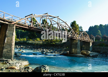 Eine Holzbrücke auf steinerne Pfeilern, die Überquerung des Flusses Lidder in Honegg häufen Stockfoto