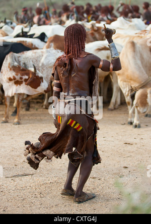 Hamar Stamm Frau Fragen zu Schlagsahne während Bull Jumping Zeremonie, Turmi, Omo-Tal, Äthiopien Stockfoto