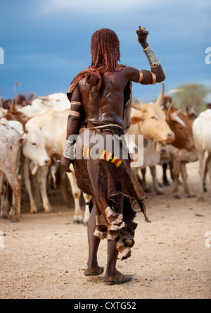 Hamar Stamm Frau Fragen zu Schlagsahne während Bull Jumping Zeremonie, Turmi, Omo-Tal, Äthiopien Stockfoto