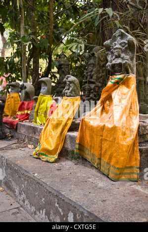 Vertikale Nahaufnahme von Schlange Gott Bildnisse Mannarasala Sree Nagaraja Tempel oder Schlangentempel in Haripad, Kerala. Stockfoto