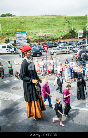 Eines der riesigen Marionetten auf der Autrefois Le Couserons-Parade in St. Girons, Midi-Pyrenäen, Frankreich. Stockfoto