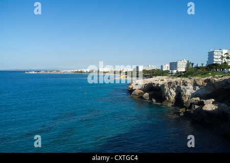 dh AYIA NAPA Zypern Süden Cyrpus Küste mit Meeresgrotten und Strand-Resort-hotels Stockfoto