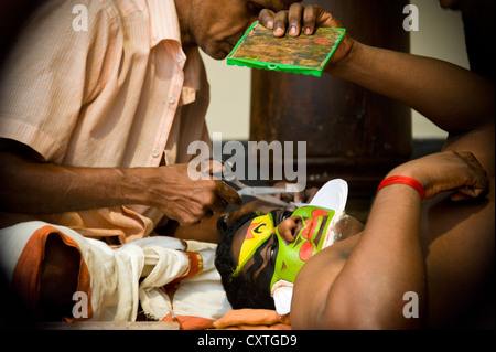 Horizontal nahe Porträt des Kathakali Performance-Künstlerin aus vor der Aufführung. Stockfoto