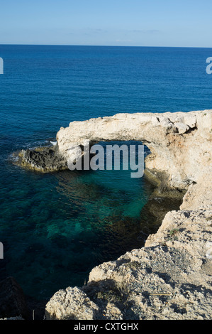 dh AYIA NAPA ZYPERN Meeresbogen klares blaues Meer geologische Küste Klippen Küstenfelsen Stockfoto