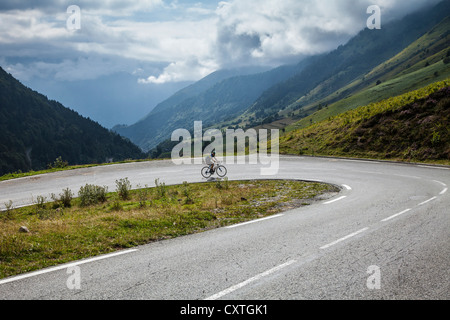 Radfahrer auf der Strecke der Tour de France - die Straße hinauf der Col du Tourmalet, Haute Pyrenäen, Frankreich Stockfoto