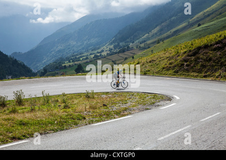 Radfahrer auf der Strecke der Tour de France - die Straße hinauf der Col du Tourmalet, Haute Pyrenäen, Frankreich Stockfoto