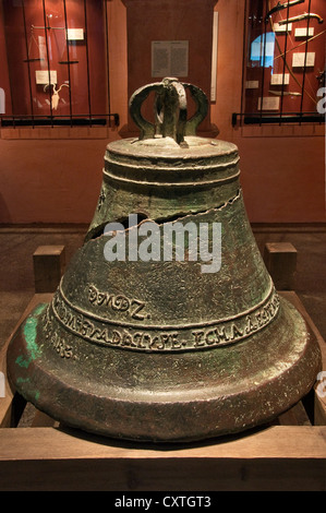 Kirchenglocke (1836) aus Monterey, gefunden in San Juan, Texas Schrottplatz im Jahr 1986, Museum of South Texas History, Edinburg, Texas, USA Stockfoto