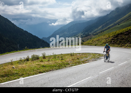 Radfahrer auf der Strecke der Tour de France - die Straße hinauf der Col du Tourmalet, Haute Pyrenäen, Frankreich Stockfoto