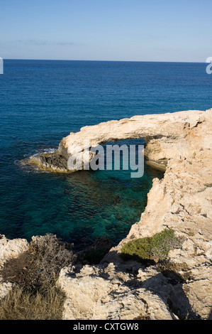 dh AYIA NAPA Zypern Meer Arch klare blaue Meer Südküste Zypern Stockfoto