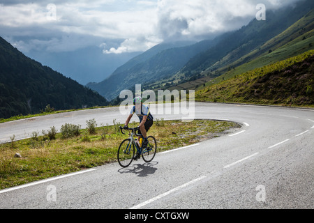 Radfahrer auf der Strecke der Tour de France - die Straße hinauf der Col du Tourmalet, Haute Pyrenäen, Frankreich Stockfoto