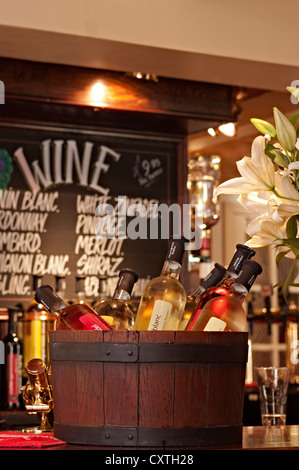 Weinflaschen in einem Wein Eimer an einer Bar sitzen in einer Kneipe Seite Stockfoto