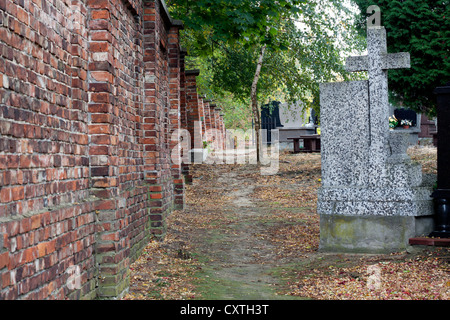 Herbst Gasse der Friedhof mit Gräbern in Warschau Stockfoto