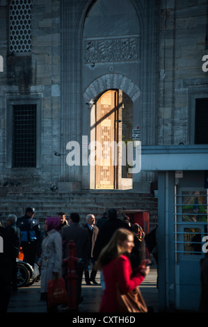 Sonnenbeschienenen Eingang zu der neuen Moschee Yeni Camii in Istanbul Türkei Stockfoto