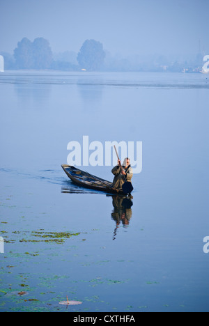 Ein Mann am Morgen Nagin Lake. Stockfoto