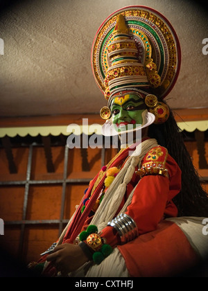 Vertikale nahe Porträt des Kathakali Performance-Künstlerin spielt die Rolle von Ziegelsteinen in vollem Kostüm. Stockfoto