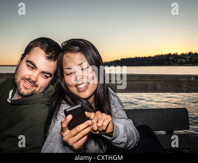 Paar mit Handy im freien Stockfoto