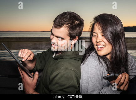 Paar mit Tablet-PC im freien Stockfoto
