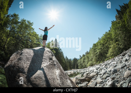 Frau mit ausgestreckten auf Felsen Stockfoto