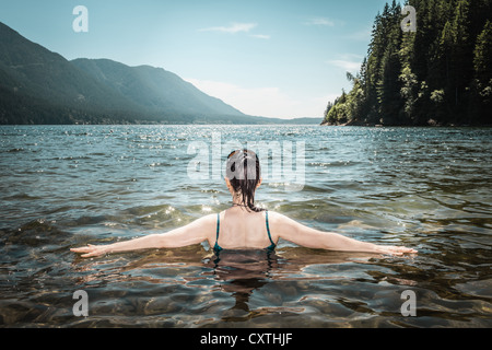 Frau zu Fuß noch See Stockfoto