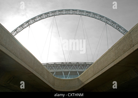 Horizontal in der Nähe ist das neue Wembley-Stadion und es beeindruckenden Bogen an einem winterlichen Tag. Stockfoto