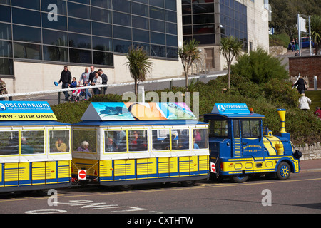 Der blaue und gelbe Landzug der Bournemouth Belle hielt im September vor dem Imax Waterfont Gebäude in Bournemouth, Dorset UK Stockfoto