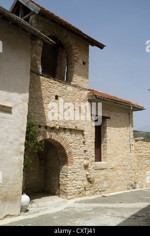 dh Kloster des heiligen Kreuzes Omodos TROODOS ZYPERN Kloster Kirche alte Gebäude orthodox christian Stockfoto