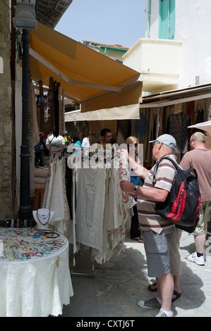 Dh Omodos TROODOS ZYPERN Touristen einkaufen Zypriotischen Straße Geschäfte Urlaub shop Stockfoto