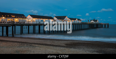 Southwold Pier, Suffolk, in der goldenen Stunde nach Sonnenuntergang Stockfoto