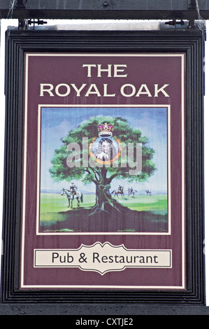 Das Royal Oak Pub Schild Stockfoto